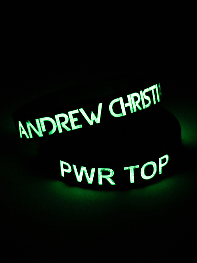 https://www.poppers.be/shop/images/product_images/popup_images/8912-pwr-top-glow-in-the-dark-wristband__1.jpg