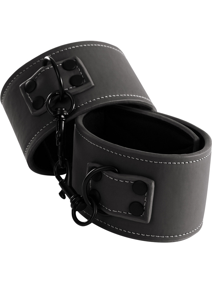 https://www.poppers.be/shop/images/product_images/popup_images/wrist-cuffs-renegade-bondage-vinyl-ns-novelties-nsn-1193-13__1.jpg